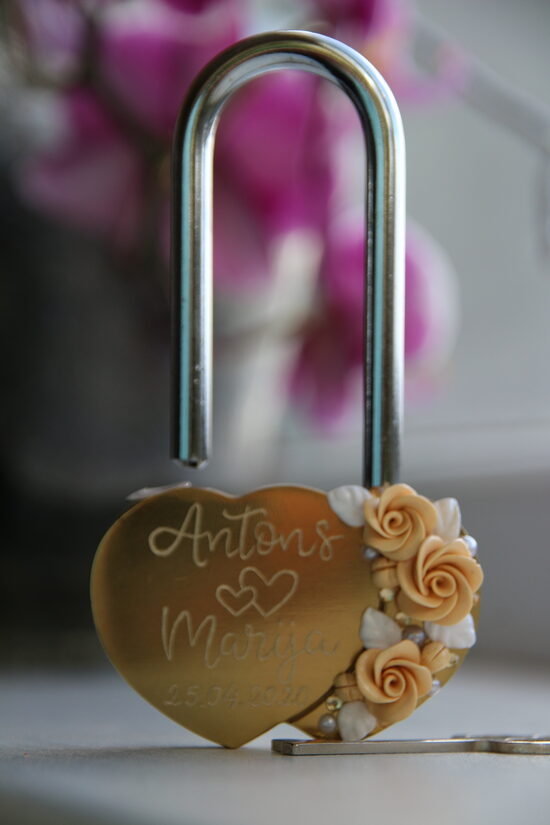 Slēdzenes ar gravējumu un ziedu noformējumu.