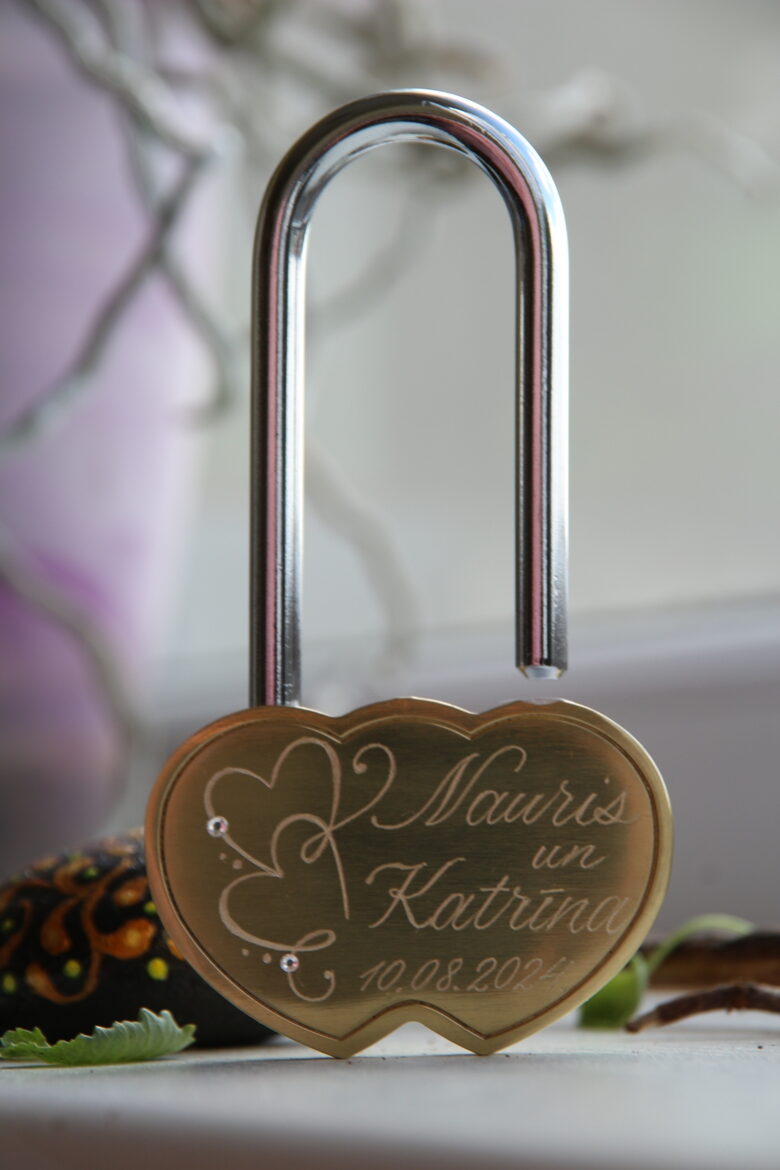 Sirsnīgā. Sirds slēdzene ar gravējumu. Roku darbs.