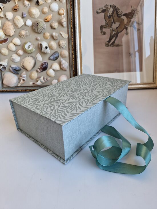 Dāvanu kaste glāzēm. Atmiņu glabātuve.