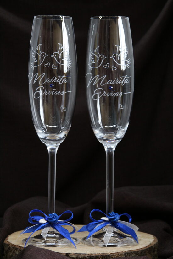 Dūjiņas. Gravējums stiklā. Pāris.