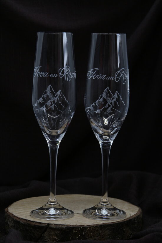 Kalni. Pāris gravētu glāžu. gravējums roku darbs.