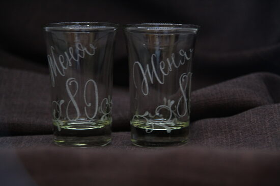 Šota glāzīte ar gravējumu.