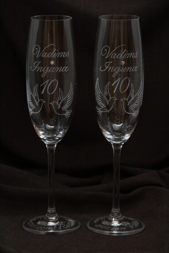 Glāzes ar gravējumu jubilejām.