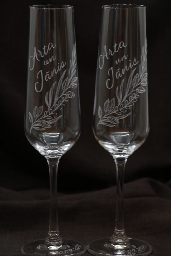 Augšup. Gravētas kāzu glāzes jaunajam pārim. Pāris.