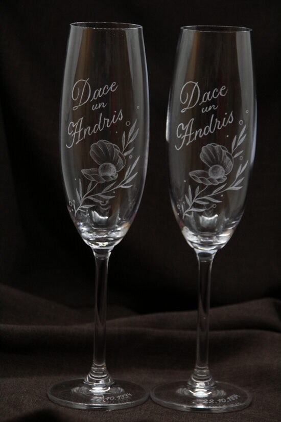 Pērļu kāzām. Glāzes kāzu jubilejā. Pāris.