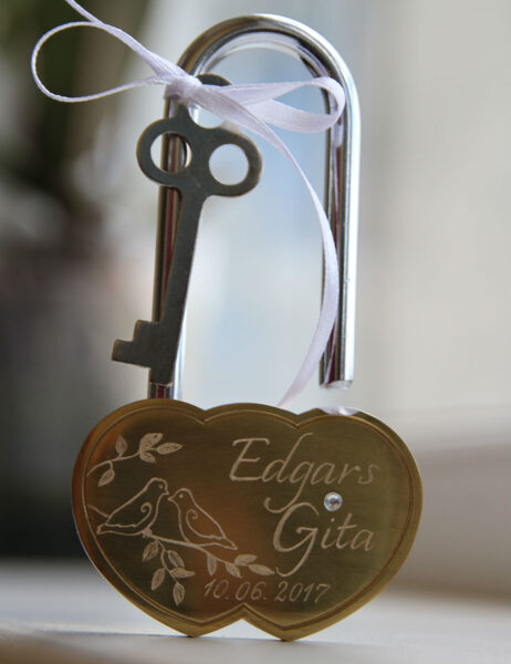 Divi Baloži. Gravēta slēdzene.