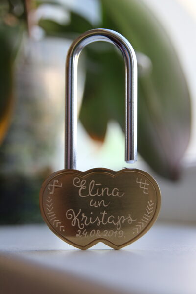 Slēdzene ar gravējumu. Rakstuzīmes.