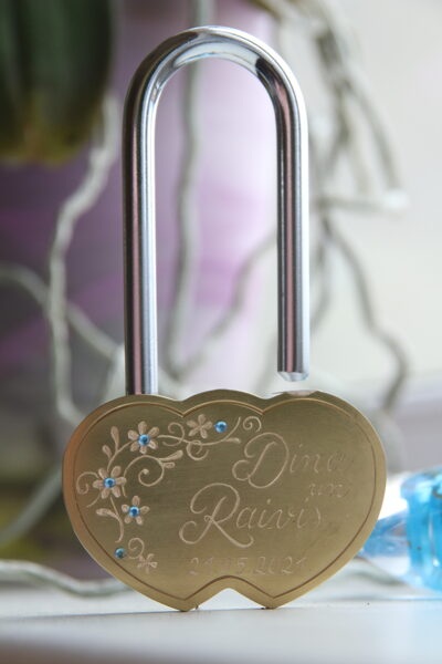 Ziedi II . Slēdzene ar gravējumu.