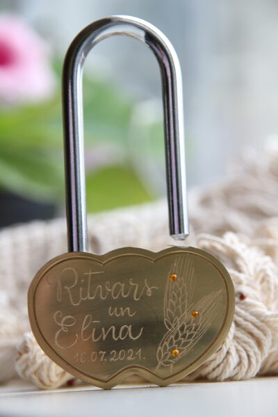 Slēdzene ar gravējumu. Vārpas.