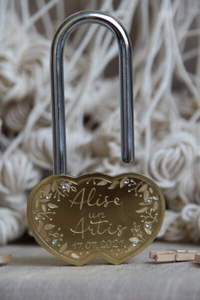 Dārza burvība. Slēdzene ar augu gravējumu.