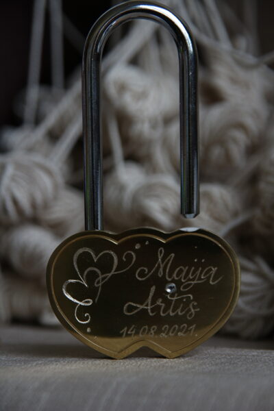 Sirsnīgā. Sirds slēdzene ar gravējumu. Roku darbs.