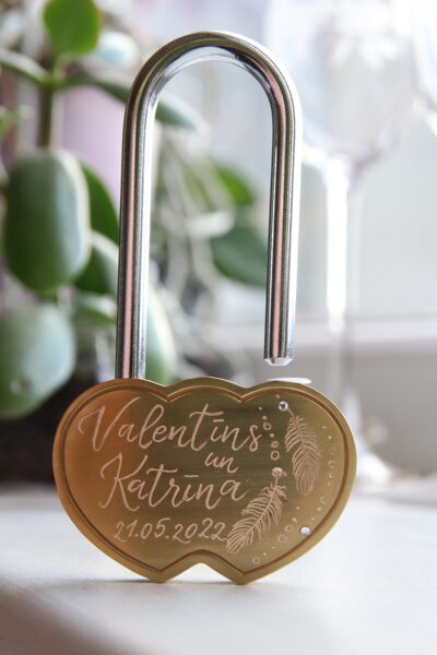 Gaisīgās spalviņas. Kāzu atribūtika.