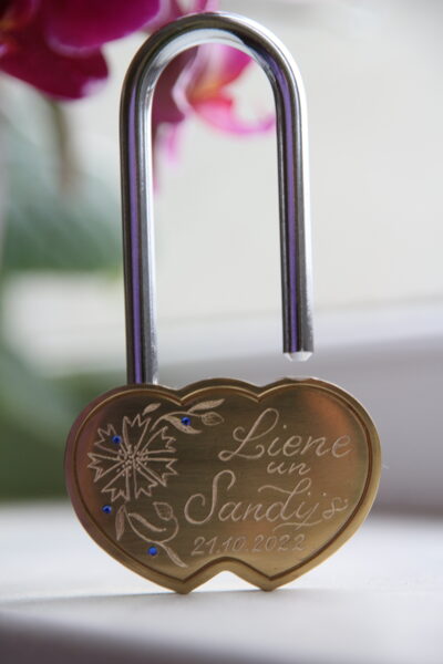 Slēdzene ar gravējumu. Rudzupuķe.