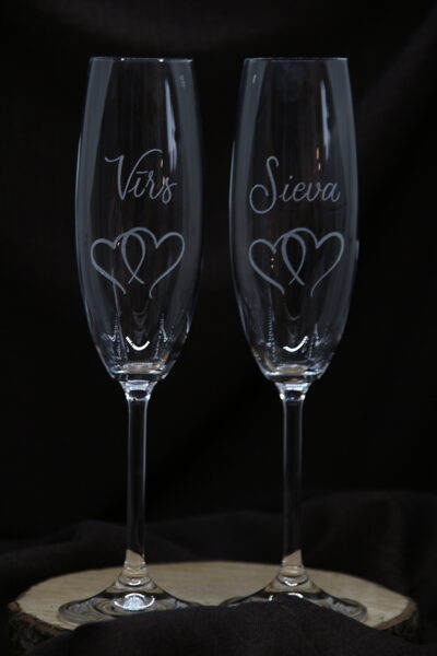 Sirdis. Gravējums. Šampanieša glāzes. Pāris.