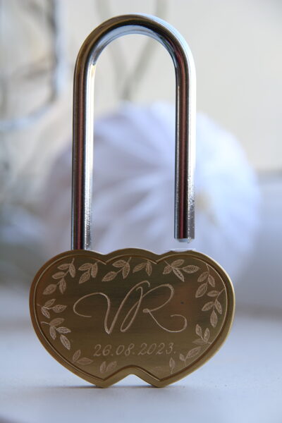 Lapu lapiņas. Slēdzene ar gravējumu.