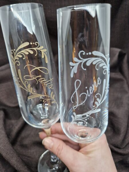 Gravējuma ietonēšana ar zeltu.