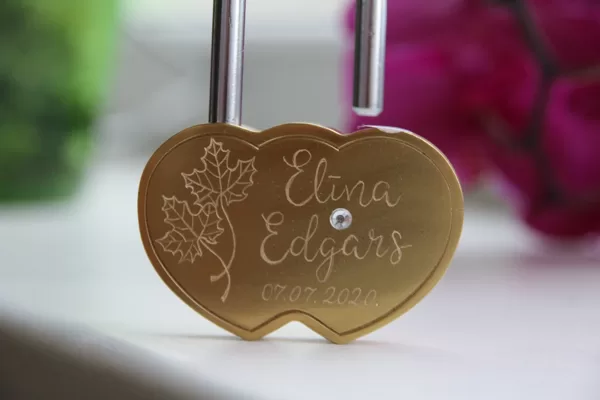  Vai uz atslēgas var iegravēt .....? Jā, var iegravēt jūsu izvēlēto sižetu:)